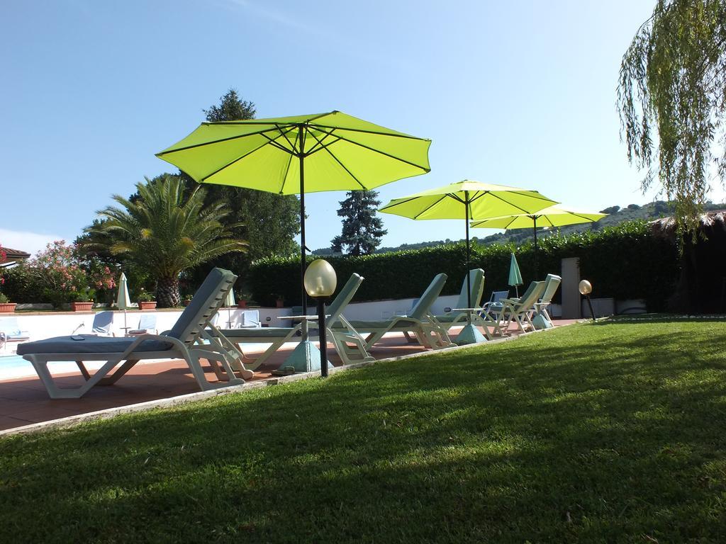 Villa Serena Asís Exterior foto