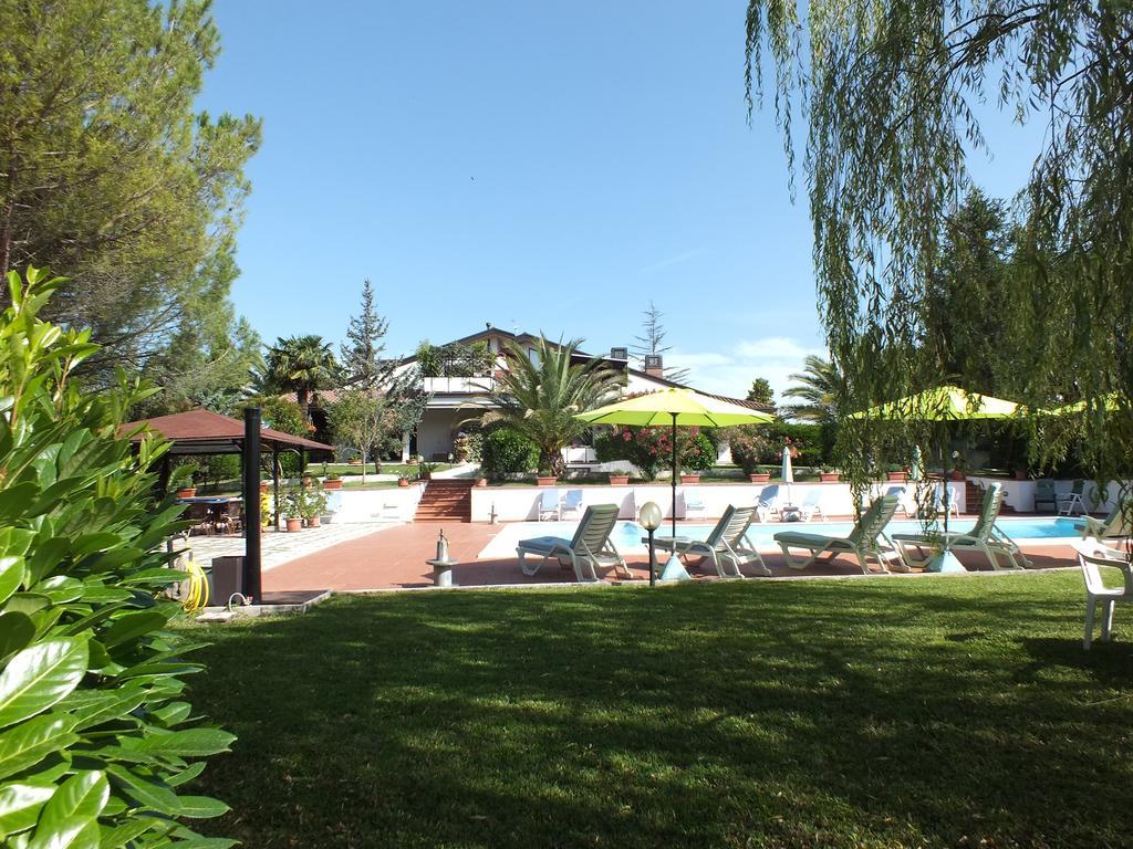 Villa Serena Asís Exterior foto